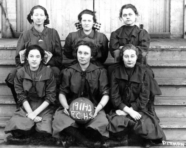 Six women - Traverse city basketball team 1911